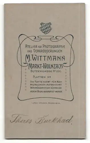 Fotografie M. Wittmann, Markt-Wolnzach, Kleinkind auf Stuhl mit Ball
