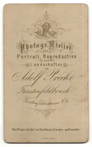 Fotografie Adolf Precht, Fürstenfeldbruck, Frau in Kleid an Tisch lehnend