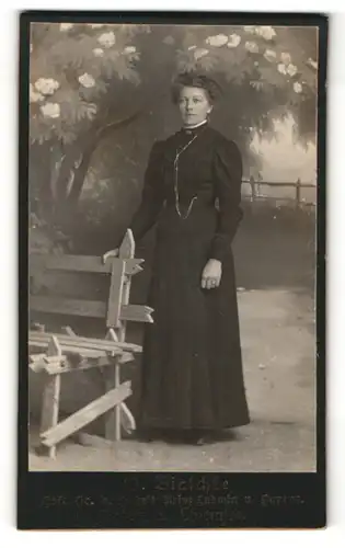 Fotografie Blaschke, Prien am Chiemsee, Frau mit Kleid und Kette