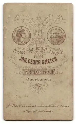 Fotografie Joh. Georg Gmelch, Schongau, Frau mit Kleid an Stuhl lehnend