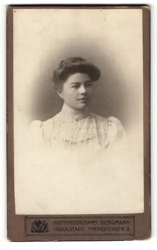 Fotografie Bergmann, Ingolstadt, Portrait junge Dame mit Hochsteckfrisur im hübschen Kleid