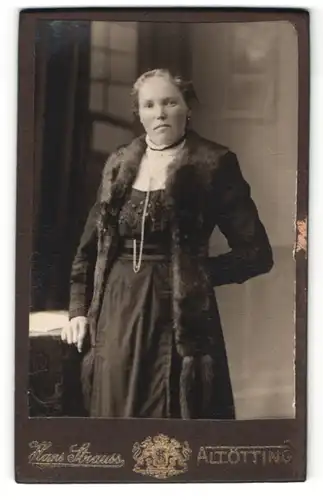 Fotografie Hans Strauss, Altötting, Portrait blonde hübsche Dame im Kleid mit Pelz