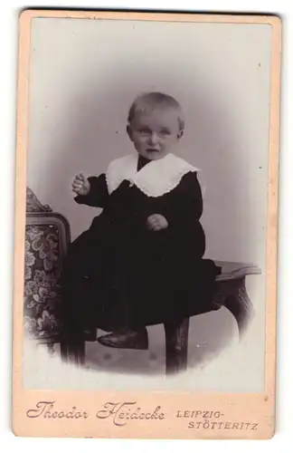 Fotografie Theodor Heidecke, Leipzig-Stötteritz, Portrait niedliches blondes Kleinkind mit verweintem Blick