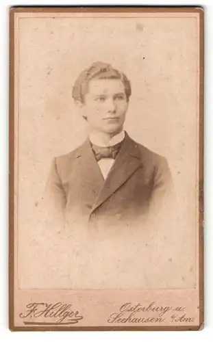 Fotografie F. Hillger, Osterburg, Portrait junger blonder Mann mit Fliege im Jackett