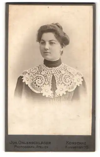 Fotografie Jos. Ohlenschläger, Konstanz, Portrait dunkelhaarige junge Schönheit in Bluse mit besticktem Kragen