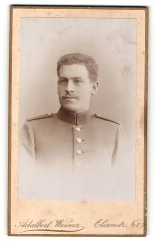 Fotografie Adalbert Werner, München, Portrait charmant blickender Soldat mit Schnauzer in Uniform