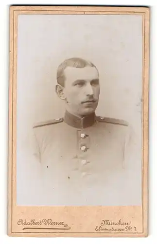 Fotografie Adalbert Werner, München, Portrait junger Soldat mit kurzem Haar in interessanter Uniform