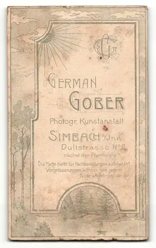 Fotografie G. Göber, Simbach a. Inn, Portrait süsses Baby im weissen Taufkleidchen auf Fell sitzend