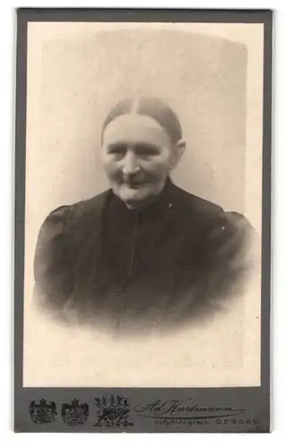 Fotografie Ad. Hartmann, Dessau, Portrait betagte Dame mit zurückgebundenem Haar