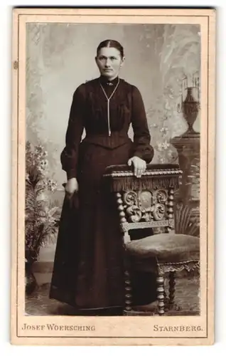 Fotografie Josef Woersching, Starnberg, Dame in engtailliertem Oberteil mit langer Kette