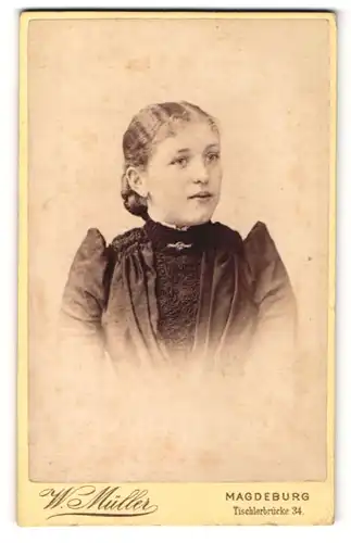 Fotografie W. Müller, Magdeburg, junge Dame in besticktem Kleid mit Brosche mit Puffärmeln