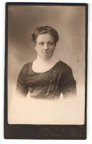 Fotografie R. Kielinger, Romanshorn, Dame in Oberteil mit heller Halspartie im dunklem Kleid mit Knopfleiste