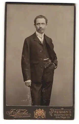Fotografie J. Fuchs, Dresden, Portrait bürgerlicher Herr mit Krawatte im Anzug