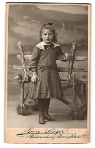 Fotografie Georg Meyer, Braunschweig, Portrait kleines Mädchen im hübschen Kleid an Zaun gelehnt