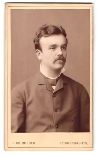 Fotografie C. Schneider, Reichenbach i. V., junger Mann mit Schnurrbart in zugeknöpften Jackett