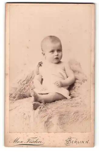 Fotografie Max Fischer, Berlin, Baby in Hemdchen mit Schleife