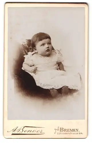 Fotografie A. Bender, Bremen, Baby in kurzärmeligen Kleid mit Spitze und Schleifen