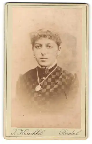Fotografie J. Heuschkel, Stendal, Portrait junge Dame mit Ohrringen u. Medaillon