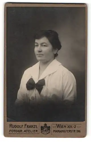 Fotografie Rudolf Franzl, Wien, Portrait bürgerliche Dame in weisser Bluse mit Schleife