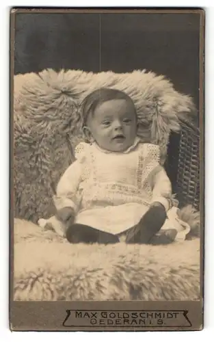 Fotografie Max Goldschmidt, Oederan i .S., Portrait bezauberndes Kleinkind im weissen Strickkleid