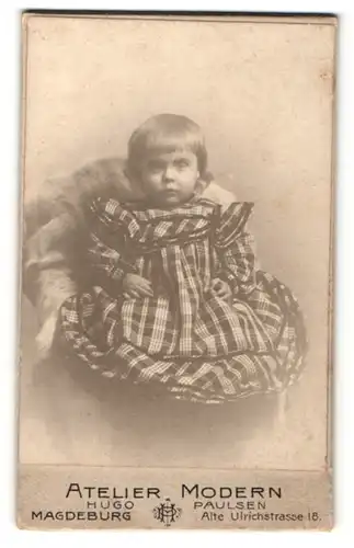 Fotografie Hugo Paulsen, Magdeburg, Portrait bezauberndes blondes Mädchen im karierten Kleid