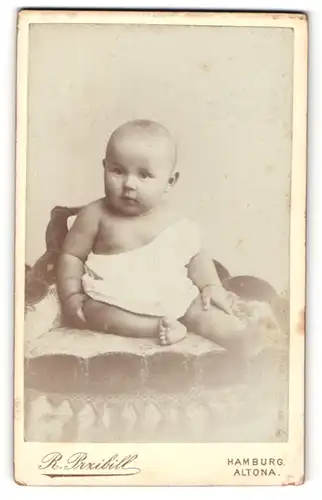 Fotografie R. Przibill, Hamburg-Altona, Portrait niedliches Baby im weissen Hemdchen