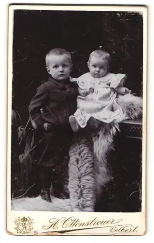 Fotografie H. Ottenstreuer, Velbert, Portrait frecher blonder Bube im Anzug & niedliches Mädchen im Kleid