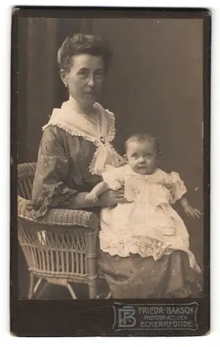 Fotografie Friedrich Baasch, Eckernförde, Mutter mit Kind auf ihrem Schoss