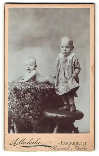 Fotografie A. Michalec, Pardubicich, Kleinkinder auf Hocker und Tisch