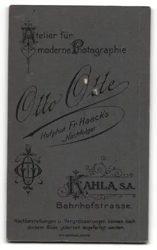 Fotografie Otto Otte, Kahla, Kind sitzt mit Buch an einem Tisch