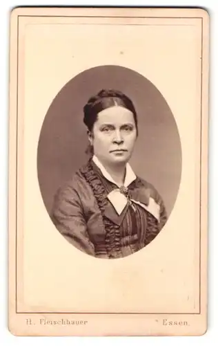 Fotografie H. Fleischhauer, Essen, Frau mit hochgesteckten Haaren