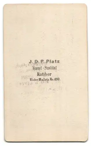 Fotografie J. D. P. Platz, Ratibor, Portrait bürgerlicher Herr im Anzug am Tisch sitzend