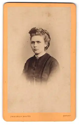 Fotografie Friedrich Kuntze, Erfurt, Portrait junge Dame mit Flechtfrisur u. Kragenbrosche