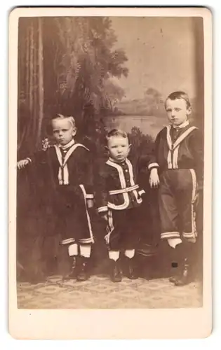 Fotografie Chr. Beitz, Arnstadt, Portrait drei kleine Jungen in hübscher Kleidung
