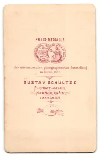 Fotografie Gustav Schultze, Naumburg a / S., Portrait bürgerliche Dame mit Haube u. Kragenbrosche