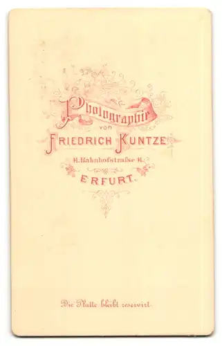 Fotografie Friedrich Kuntze, Erfurt, Portrait bürgerlicher Herr mit Fliege im Anzug