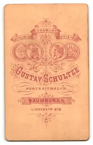 Fotografie Gustav Schultze, Naumburg a. S., Portrait niedlich blickender Bube im hübschen Jackett