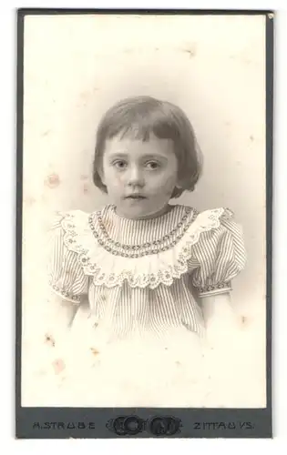 Fotografie H. Strube, Zittau i. S., Portrait bezauberndes kleines Mädchen im gestreiften Kleidchen