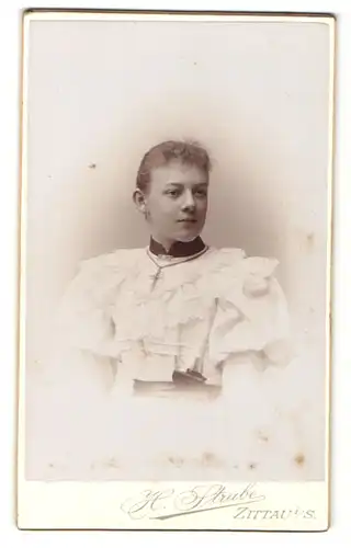 Fotografie H. Strube, Zittau i. S., Portrait wunderschönes Fräulein mit Halskette im weissen Rüschenkleid