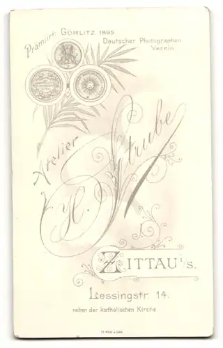 Fotografie H. Strube, Zittau i. S., Portrait wunderschönes Fräulein mit Halskette im weissen Rüschenkleid