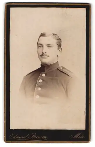 Fotografie Edmund Bremen, Metz, Portrait charmant blickender Soldat in Uniform