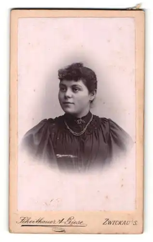 Fotografie Scheithauer & Giese, Zwickau i. S., Portrait dunkelhaarige junge Schönheit mit Halskette und Brosche