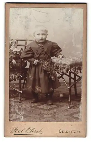 Fotografie Paul Oberst, Oelsnitz i. V., Portrait blondes Kind im gestreiften Kleidchen