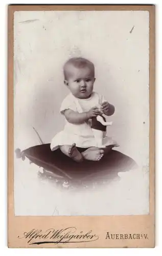 Fotografie Alfred Weissgärber, Auerbach i. V., Portrait bezauberndes Kleinkind mit Spielzeug