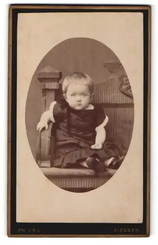 Fotografie Ph. Uhl, Giessen, Portrait blondes kleines Mädchen im dunklen Rüschenkleid
