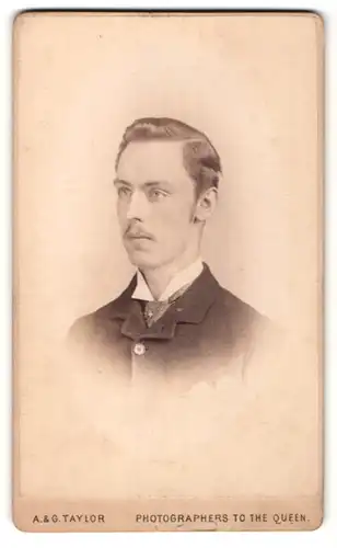 Fotografie A. & G. Taylor, London, Portrait elegant gekleideter Herr