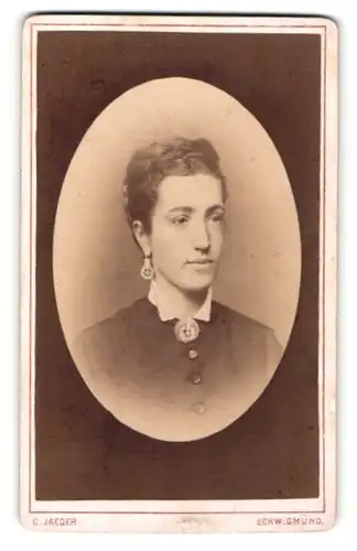 Fotografie C. Jaeger, Schw. Gmünd, Portrait junge Dame mit Ohrringen u. Kragenbrosche