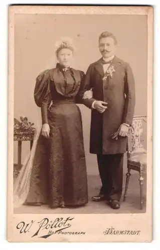 Fotografie W. Pöllot, Darmstadt, Portrait bürgerliches Paar in hübscher Hochzeitskleidung mit Schleier