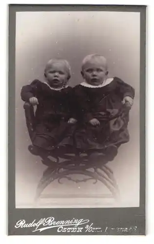 Fotografie Rudolf Brenning, Osten a. Osten, Geschwisterpaar auf einem Stuhl