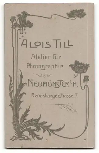Fotografie Alois Till, Neumünster i. H., Mädchen im Sonntagskleid mit Korb
